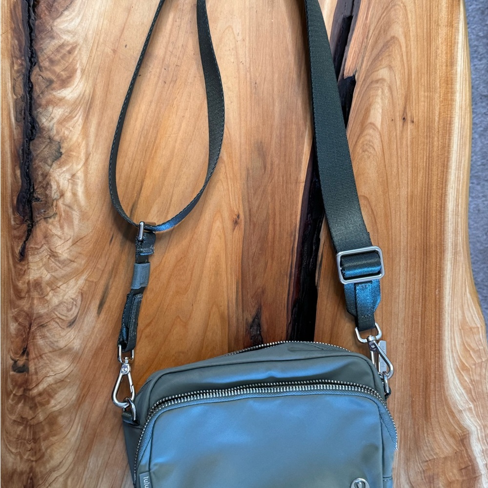 Lululemon Everywhere Crossbody with Metal Hardware - Picture 9 of 13